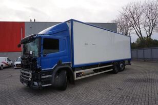 Scania P320 / RUNNING / CLOSED BOX / LIFT + LENKASCHE / EURO-6 / 2016 skapbil etter krasj